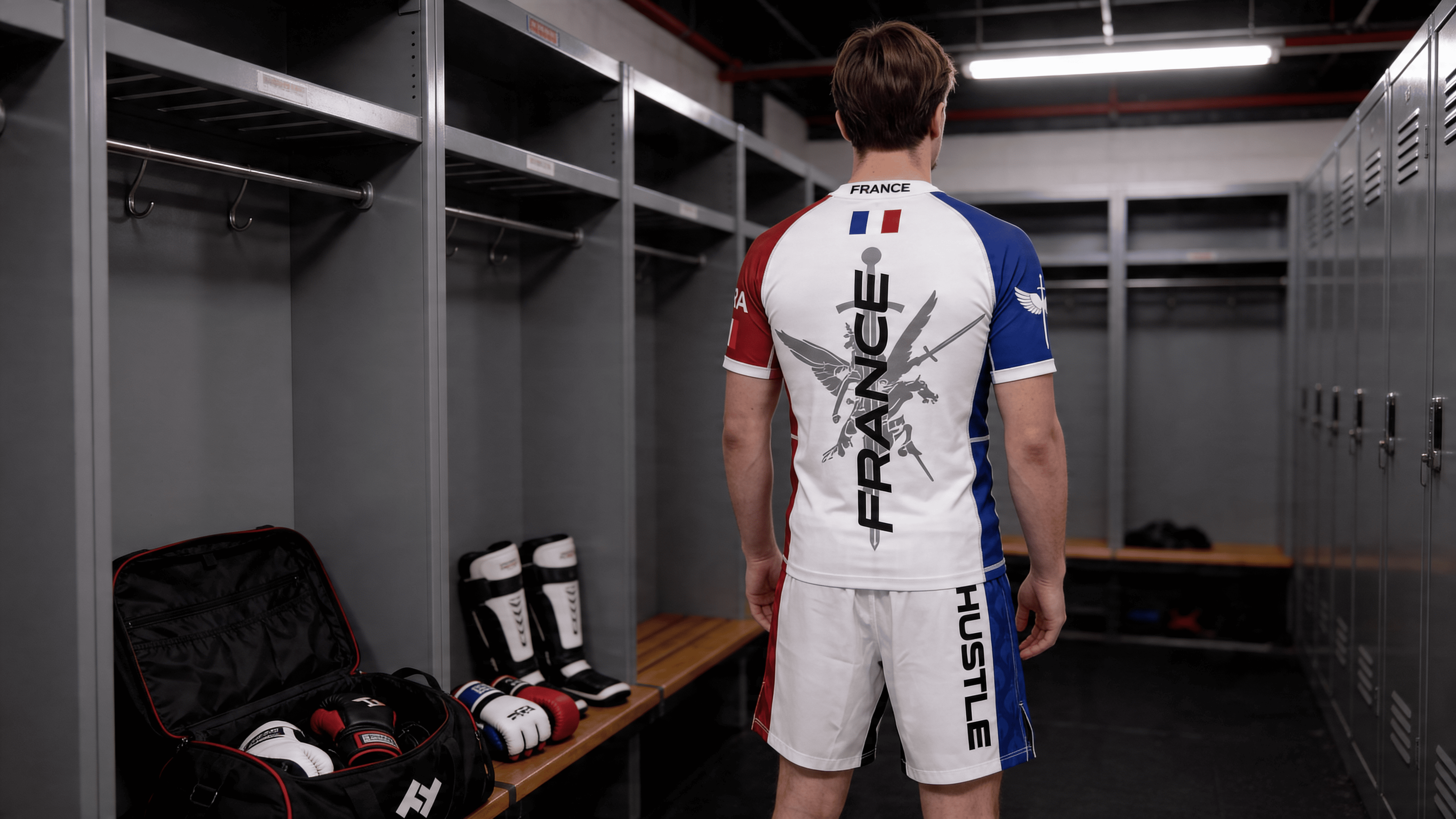 Débutant MMA avec équipement Hustle Fightwear dans un vestiaire de salle de MMA