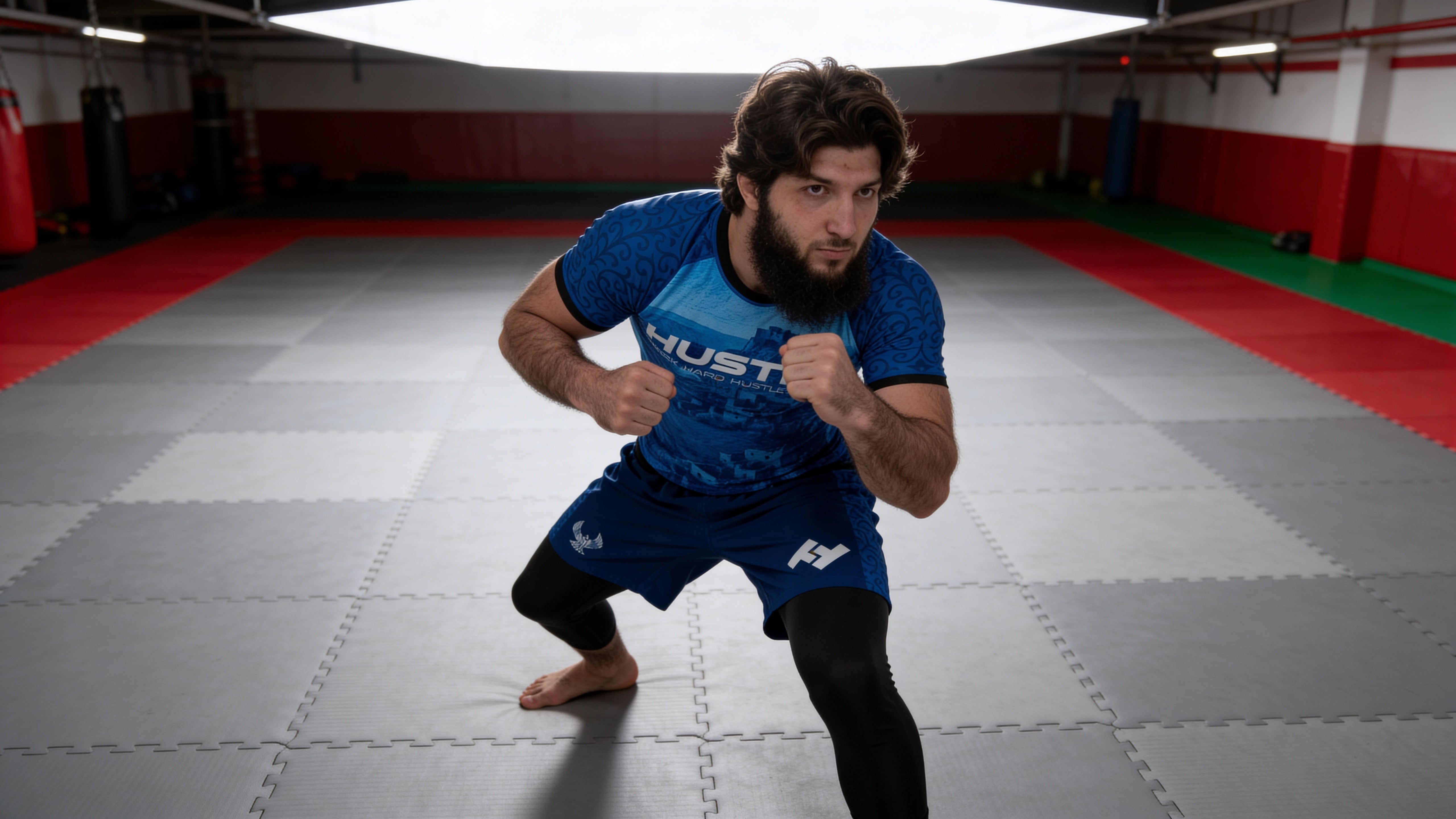 Rashguard Daghestan Nation Drop Hustle Fightwear porté par un grappeur sur tatamis