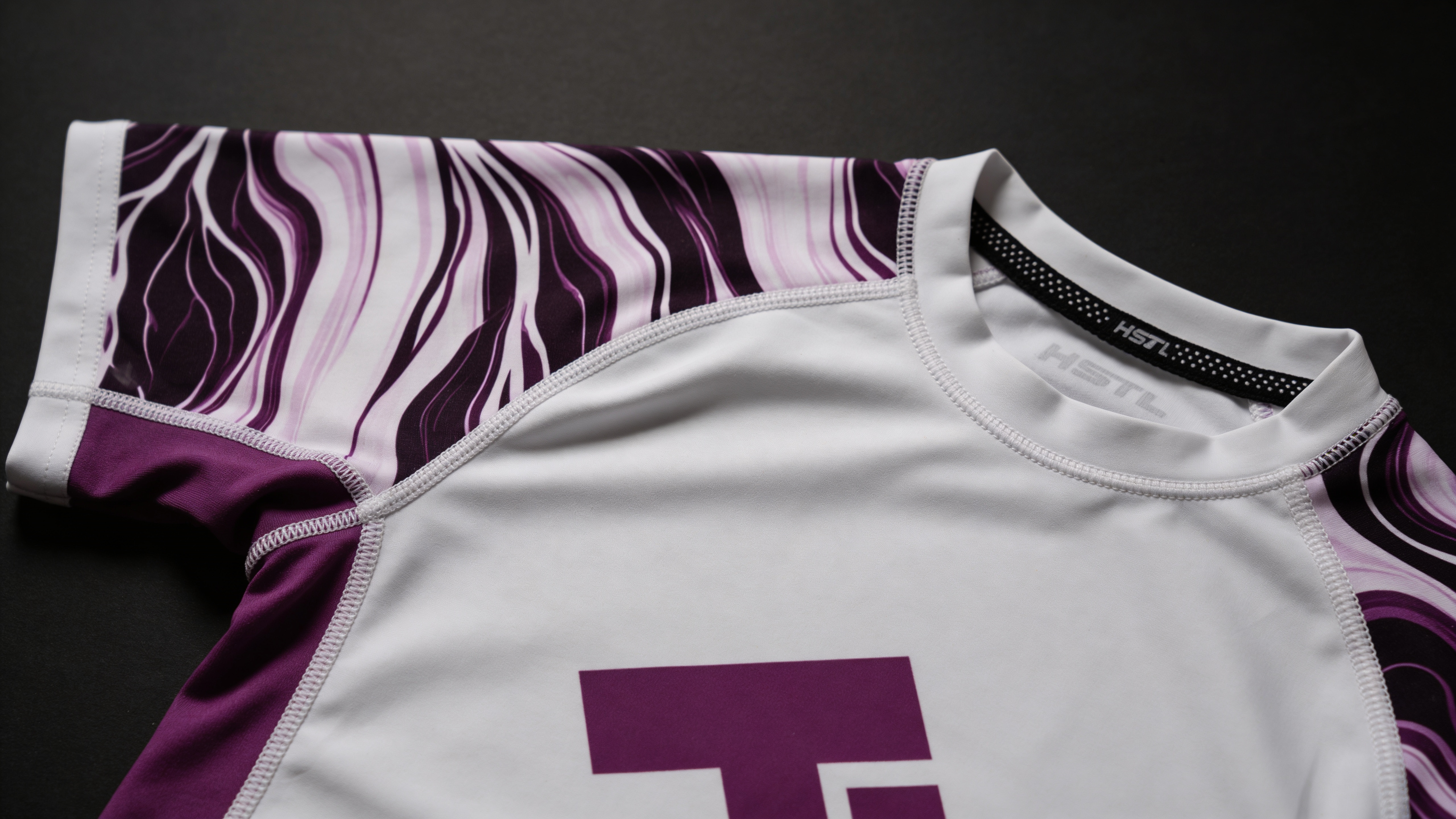 Gros plan sur les détails techniques du Competitor V2 Hustle Fightwear : bande antidérapante et ouvertures latérales