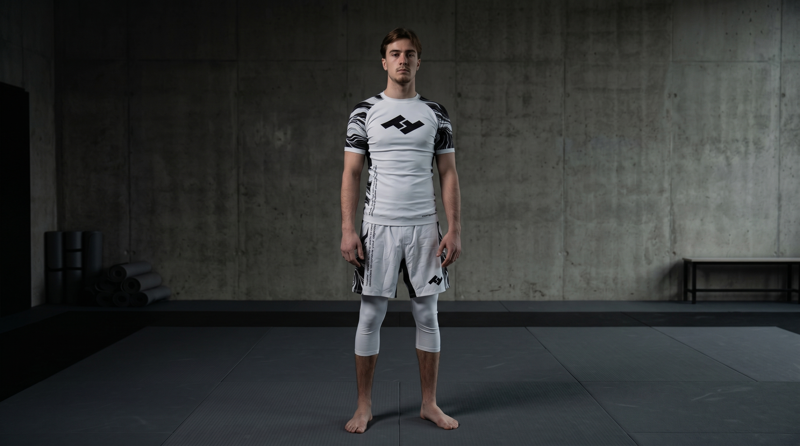 Compétiteur en rashguard blanc Hustle Fightwear sur tatami - classement meilleures marques rashguard JJB France 2026 - Hustle Fightwear